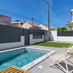 Poolside Oasis By Caparica * تشارنكه