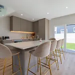 Poolside Oasis By Caparica بيت للعطل تشارنكه