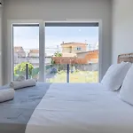 Poolside Oasis By Caparica تشارنكه