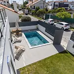 Poolside Oasis By Caparica بيت للعطل