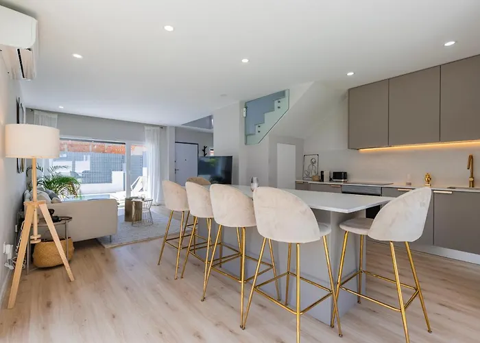 Poolside Oasis By Caparica Casa vacanze