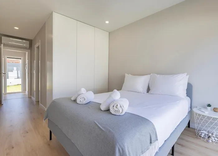 Poolside Oasis By Caparica Casa vacanze *