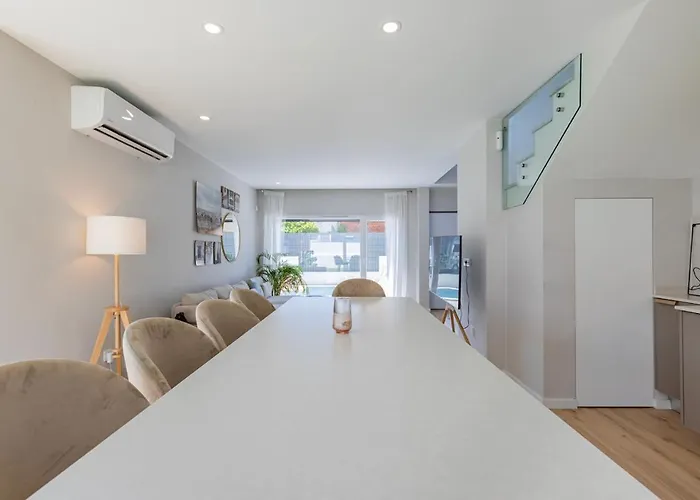 Poolside Oasis By Caparica Casa vacanze