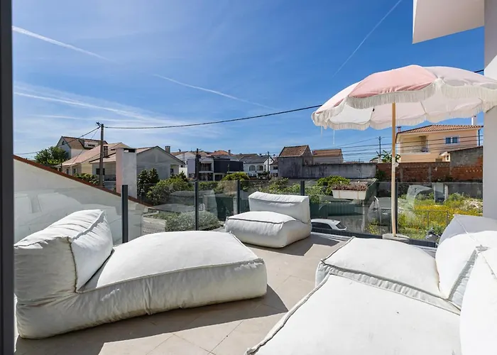 Poolside Oasis By Caparica Casa vacanze *