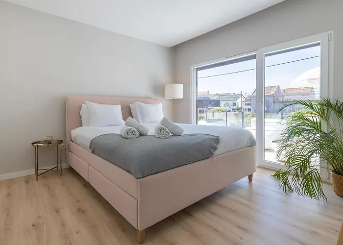 Poolside Oasis By Caparica Casa vacanze *