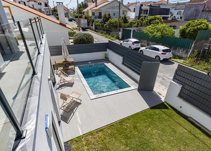 Poolside Oasis By Caparica Casa vacanze